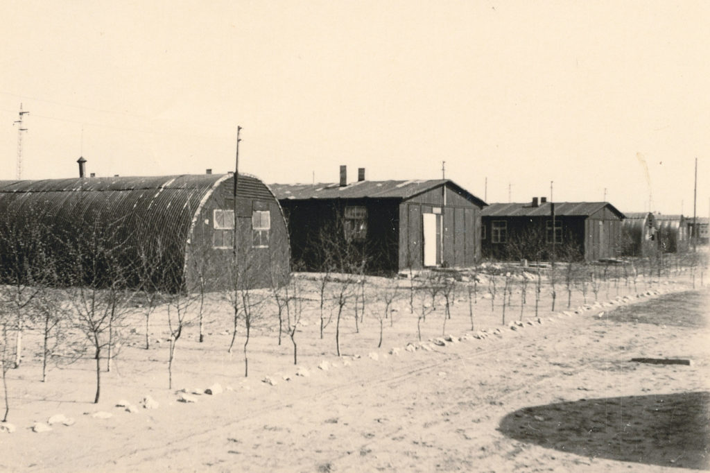 Halbrunde Nissenhütten aus Wellblech und Holzbaracken, Sozialwerk Stukenbrock, 1948. Foto: unb., AFGSt326 – G.1.1. Nr. 226, Slg. Klaus Streck
